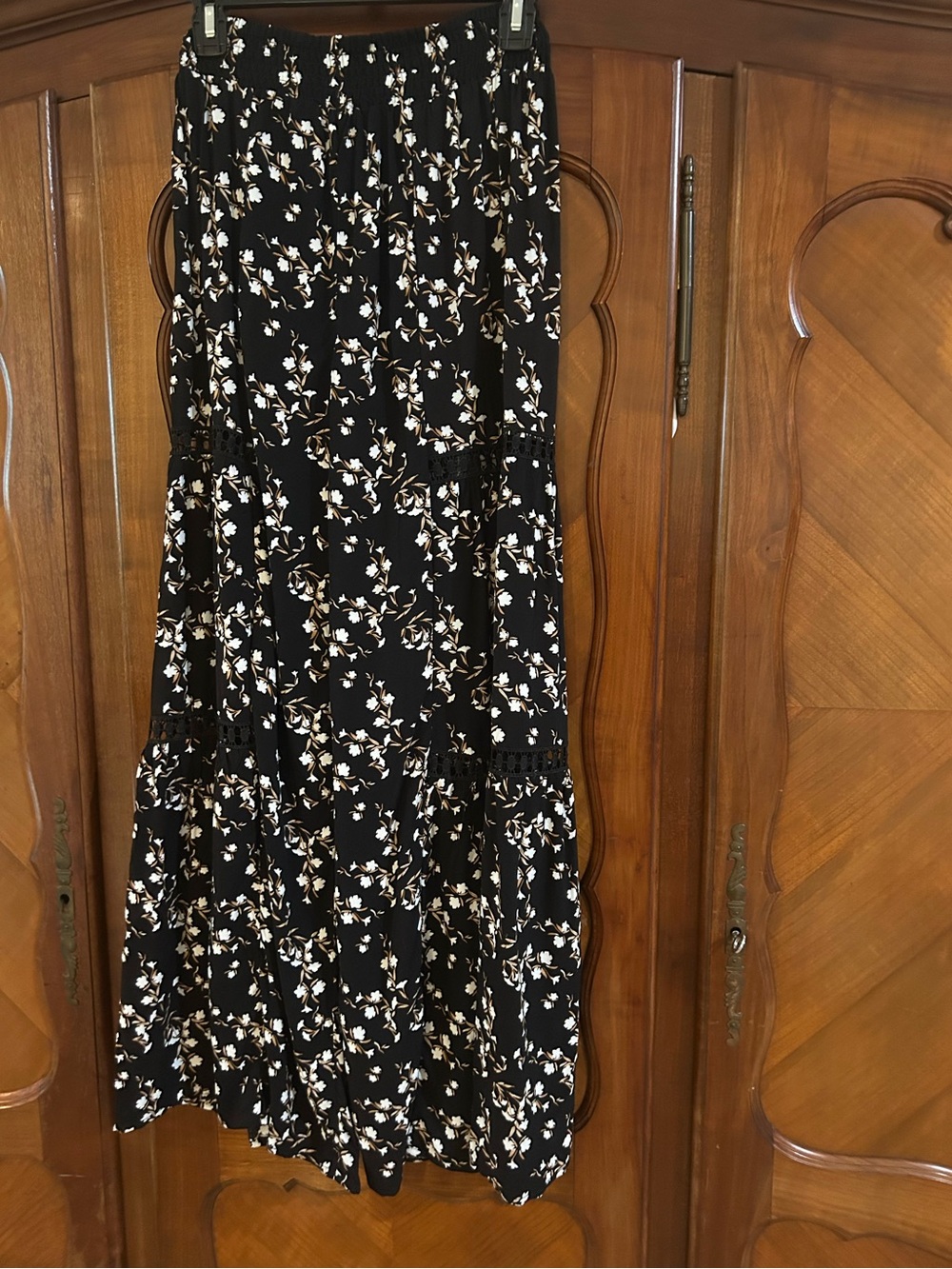 Love Wish Black Floral Flowy Pants with cute bottom detail  size small #1138